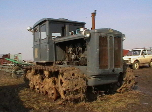 Двигатель, трансмиссия и кабина трактора ДТ-54